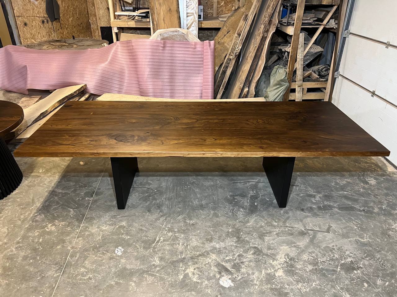 Большой стол из двух слэбов азиатского карагача