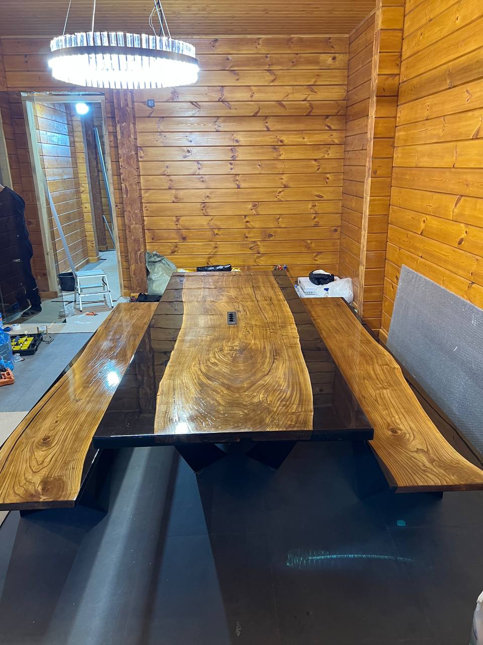 Стол и скамьи из карагача с черным полимером 5